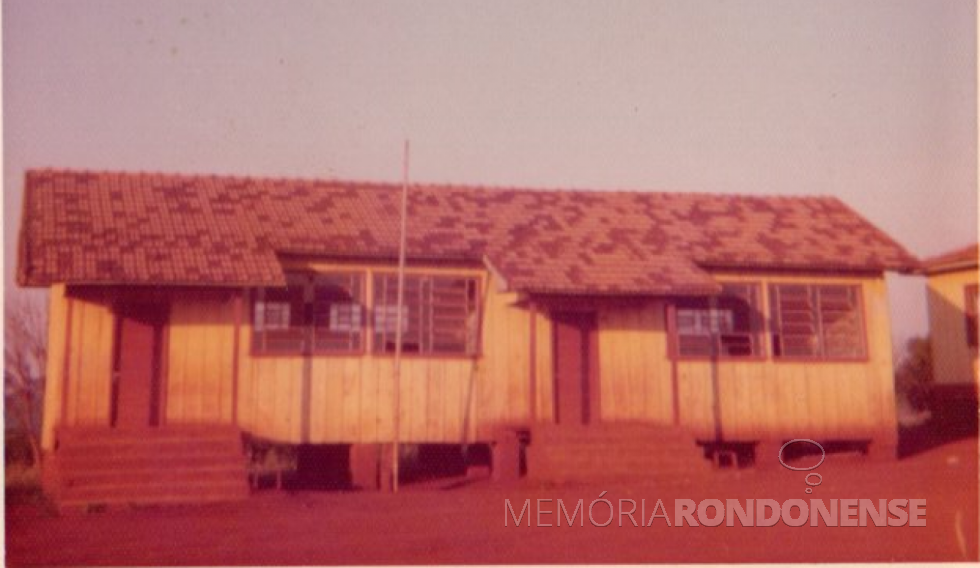 || Primeira escola da atual sede distrital de São Roque, em foto de janeiro de 1974.
Imagem: Acervo Clarice Beatriz Schacht Fietz - FOTO 9 -