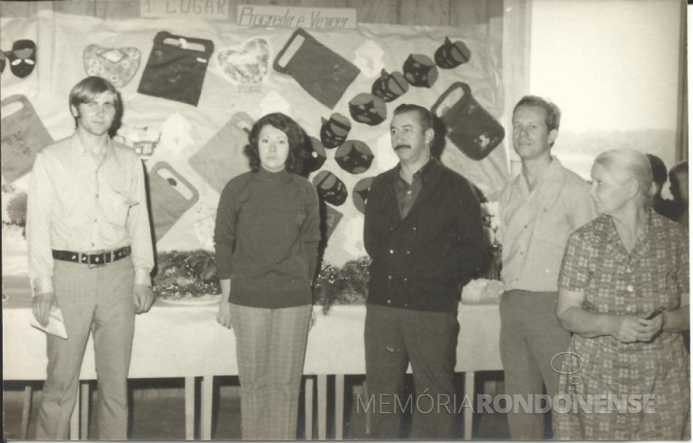 || Registro da 3ª Exposição dos Clubes 4-S, junto ao Colégio Rui Barbosa (?), em julho de 1972.
Da esquerda à direita: técnico agrícola Pedro Martins Kokuszka, extensionista local da então Acarpa; Maria Roza Brasil, extensionista local da então Acarpa; Levi Martins Gomes, presidente local da Comissão dos Festejos do Sesquicentenário da Independência; professor Carlos Vanzin, diretor de Educação e Cultura de Marechal Cândido Rondon; e senhora ao lado não identificada.
Esta fotografia também pode ser da exposição 4-S na então vila de Flor da Serra, atualmente no município de Quatro Pontes.
Imagem: Acervo Valdir Sackser - FOTO 16 -