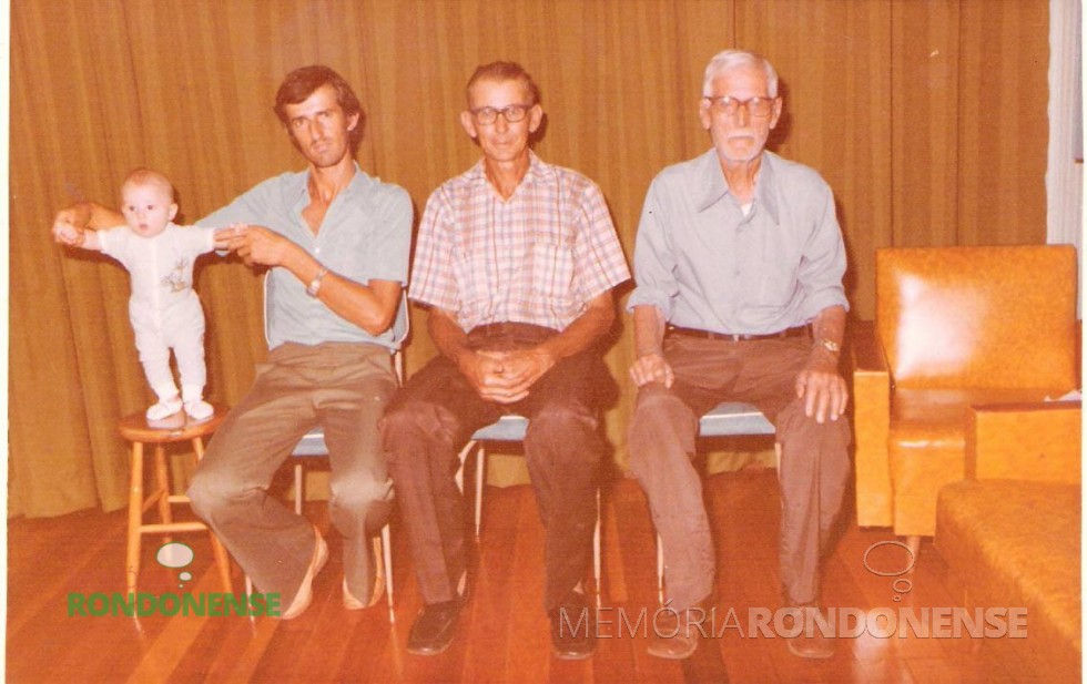 || Quatro gerações Haag, em Marechal Rondon: Gabriel (filho), Elenor (pai), Alcidirio ( avô) e Balduíno (bisavô).
Imagem: Acervo Elenor Haag - FOTO 1 - 