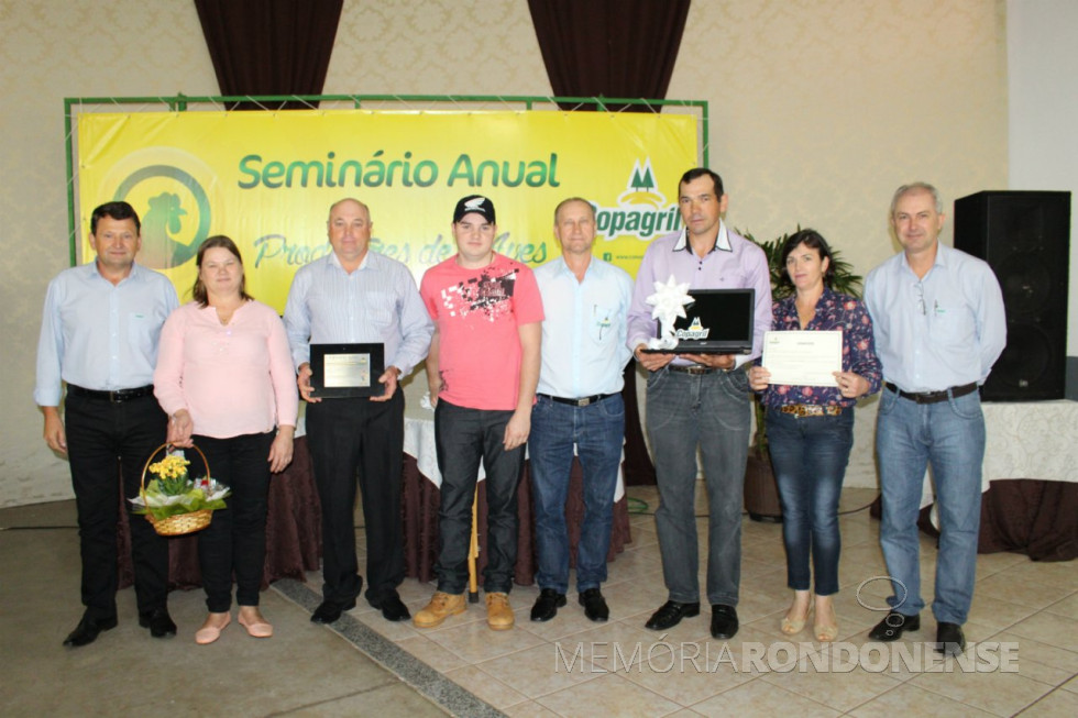 || Produtores de leite, o casal Nelsi (Lindner) e Sigmar Luiz Lohmann e o filho Alan e Vilma Miguel Lohmann recebendo o prêmio de