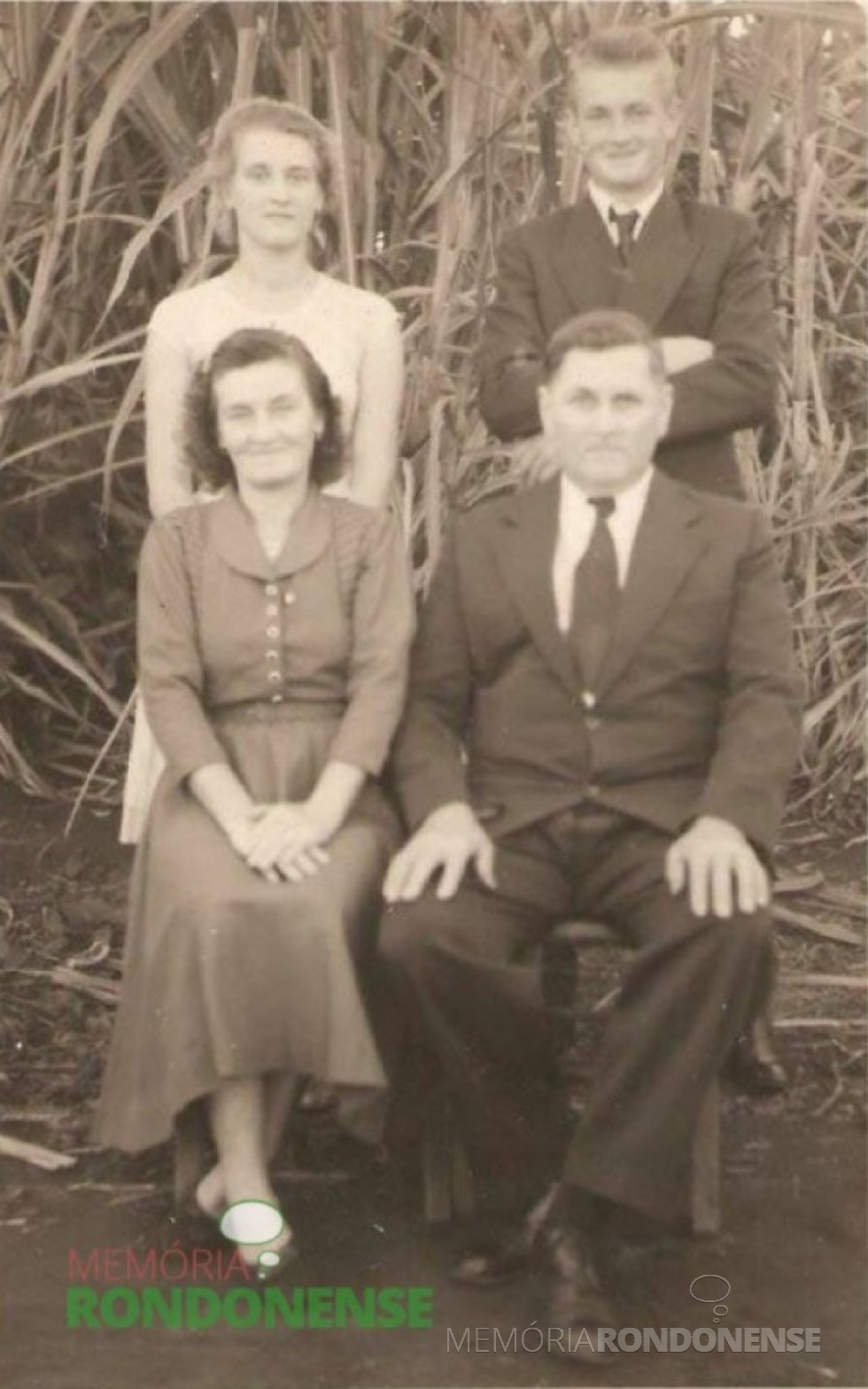 || Casal Adela 
 e Amandio Aloísio  Appel, com os filhos Erci e Ingo, em fotografia de 1960. Imagem: Acervo Jorge Roberto Freitag - Paraguai - FOTO 1 - 
