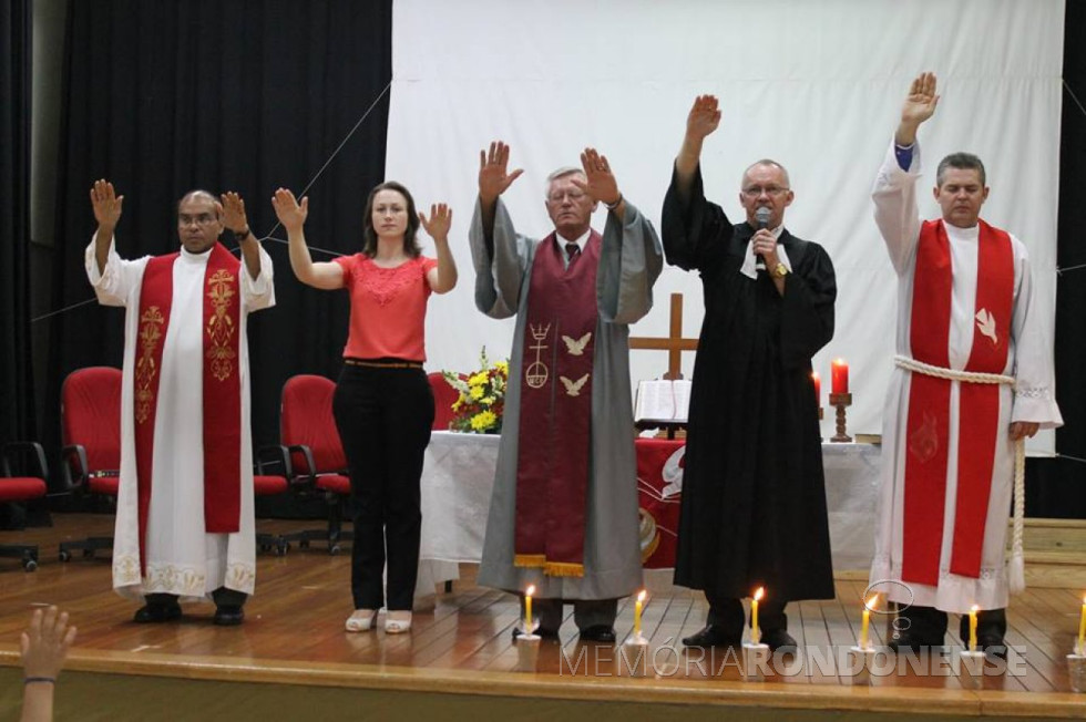 || Celebrantes do culto ecumênico de gratidão pelos 25 anos do município de Mercedes, em setembro de Da esquerda para a direita: padre Félix Coban, da Paróquia Nossa Senhora Aparecida local; pastor Estefania Porath, da MEUC; pastor Bruno Giese, da Comunidade Eavngélica Congregacional; pastor Ademar Giese, da Comunidade Evangélica de Confissão Luterana no Brasil; e pastor Daltro Regauer, da Congregação Filadélfia.
Imagem: Acervo Marechal News - FOT0 5 -