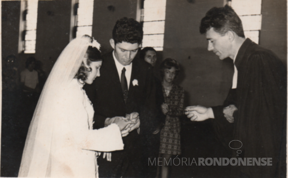 || Casamento religioso de Ledi Thums e Bruno Stoef, em maio de 1972, ofiiado pelo pastor Harald Malschitzky.
Imagem: Acervo da família - FOTO 15 -