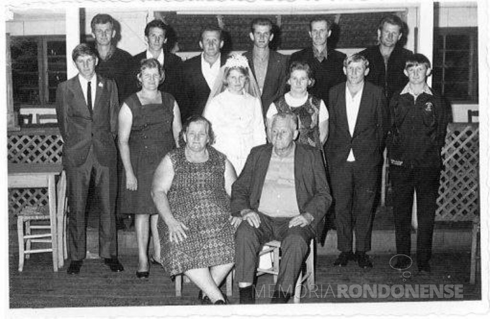 || Casal pioneiro rondonense Hugo e Selma von Borstel Freitag, com seus 12 filhos, familia que chegou de mudança em Marechal Cândido Rondon, em julho de 1955.
Imagem: Acervo Jorge Roberto Freitag - Raul Peña - Paraguai