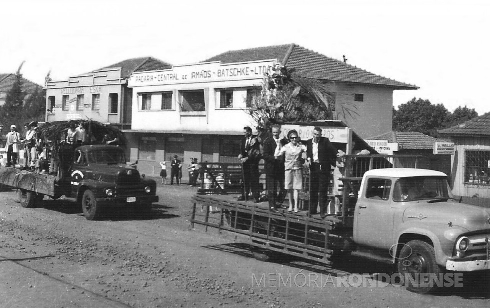 || Os três pioneiros rondonenses desfilando numa comemoração do município de Marechal Cândido Rondon, na Avenida Rio Grande do Sul.
Da esquerda à direita: Oswaldo Heinrich. Erich Ritscher e esposa Maria, e Antonio Rockembach.
Imagem: Acervo Memória Rondonense