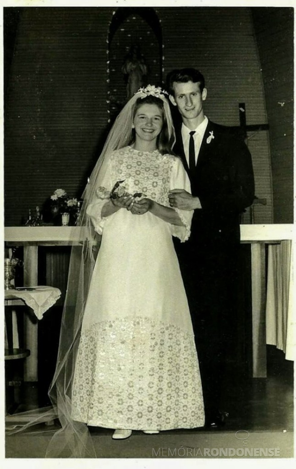 || Casamento dos jovens quatropontenses Senilda Irene Rukhaber e Rubi Leopoldo Kerkhofen, em setembro de 1971. 
Imagem: Acervo do casal - FOTO 9 - 