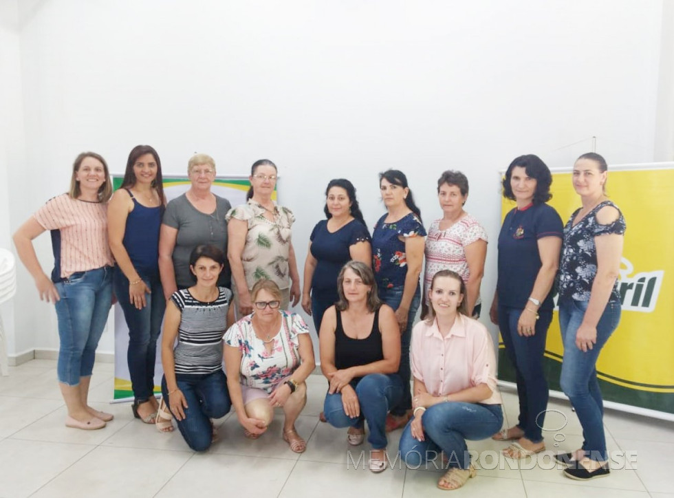 || Integrantes da diretoria e conselho fiscal da ACFC 2019:
Da esquerda à direita: De pé: De pé: Eleane Knaul, presidente eleita para gestão 2019, Ivete Schoffen ,ex presidente 2018; Santina Bendo, Silda Seibert, Luzia Zatti, Elane Lopes, Maria Cecilia Daronch, Marise Rieth, Janete Weshofelder
Agachadas: Claudete Sonego, Leni Notter, Marlene Scharneztki e Juliana Endler.
A Diretoria da ACFC e mais os 11 Comitês Femininos da Copagril filiados à ela, tem uma área especial da Cooperativa Agroindustrial Copagril para assessorá-las durante o ano nas mais diversas atividades desenvolvidas, a Assessoria de Cooperativismo coordenada por Arlete Bendo (11.12.2018).
Imagem: Acervo Comunicação Copagril - FOTO 11 -