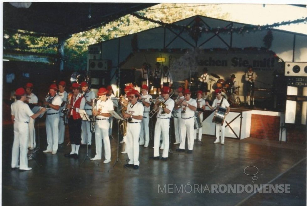 || Banda Municipal de Marechal Cândido Rondon se apresentando na Oktoberfest de 1980.
Imagem: Acervo Matias Graff  - FOTO 5 -