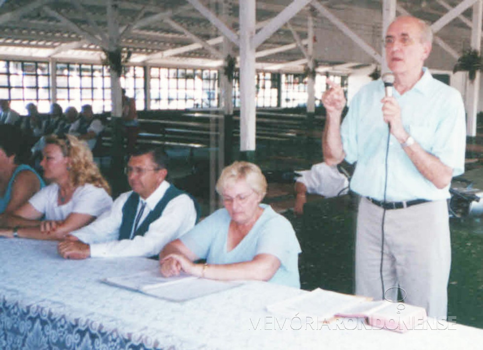 || Pastor Waldemar Martin, da Comunidade Luterana Cristo, transmitindo a mensagem bíblica por ocasião da fundação da Associação de Pioneiros e Desbravadores de Marechal Cândido Rondon (APIDEMAR), por ocasião da fundação da entidade. Da esquerda à direita: Ester Munaro -coordenadora dos clubes de idosos da Prefeitura Municipal de Marechal Rondon, na gestão Edson Wasem/ Valdir Port (Portinho); Raul Schöne, Ilga Schneider.
Imagem: Acervo Apidemar - FOTO 8 -