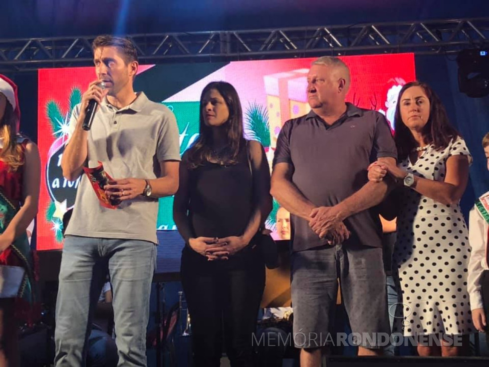 || Prefeito municipal Marcio Andrei Rauber e a 1ª  dama Josiane Laborde juntos com o vice-prefeito Ilário (Ila) Hofstaetter e esposa Márcia Veit, secretária municipal de Cultura, fazendo abertura do Natal Encantado 2018 de Marechal Cândido Rondon. .
Imagem: Acervo Marechal News - FOTO 23 -