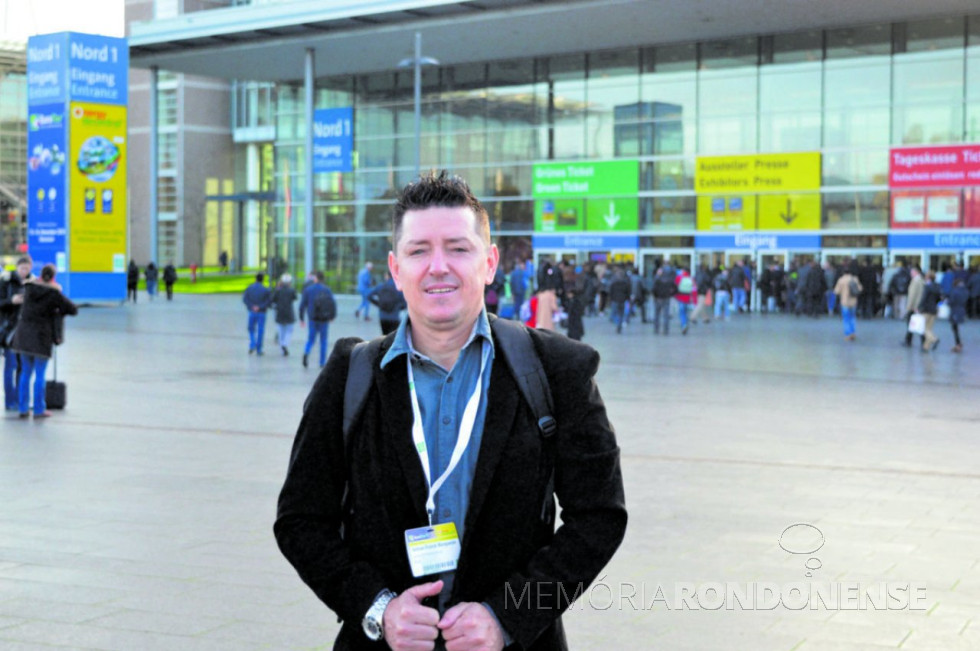 || Selmar Franck Marquesin em frente ao pavilhão da EuroTier 2018, em novembro de 2018, na Alemanha.
Imagem: Acervo O Presente - FOTO 13 -
