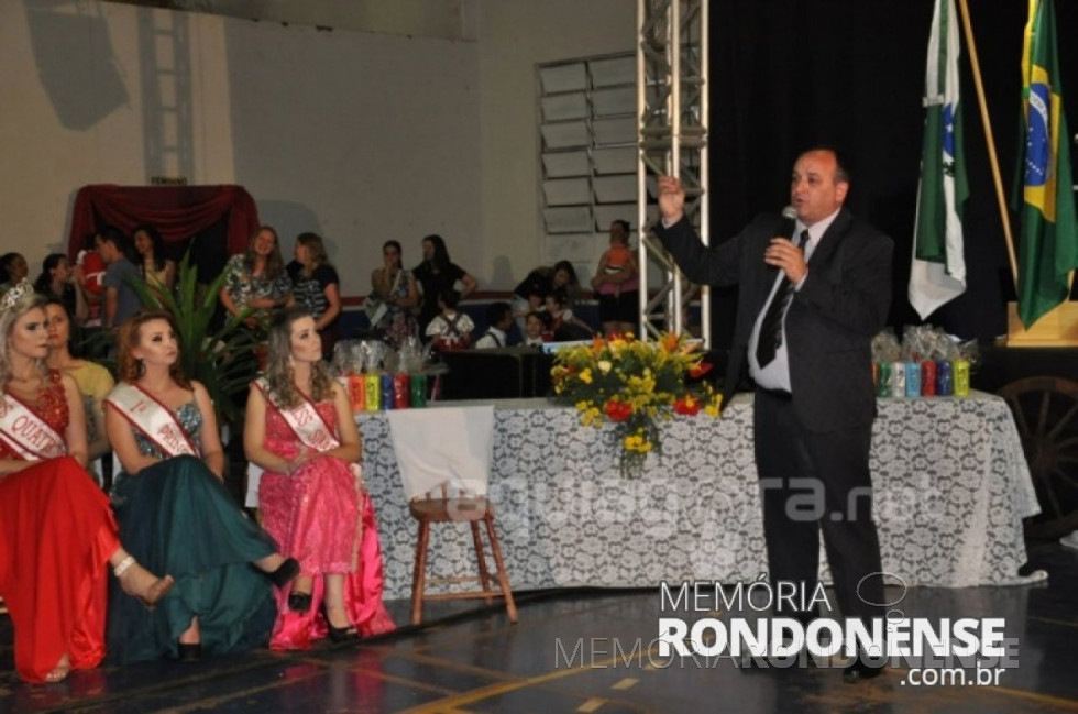 || João Laufer, prefeito municipal de Quatro Pontes, anunciando a abertura oficial das comemorações do 25º aniversário do município. Da esquerda a direita: as miss de Quatro Pontes: Fabiane da Costa, Deise Bosembecker e Carolayn Pletsch. Imagem: Acervo AquiAgora.net - FOTO 5 
 -