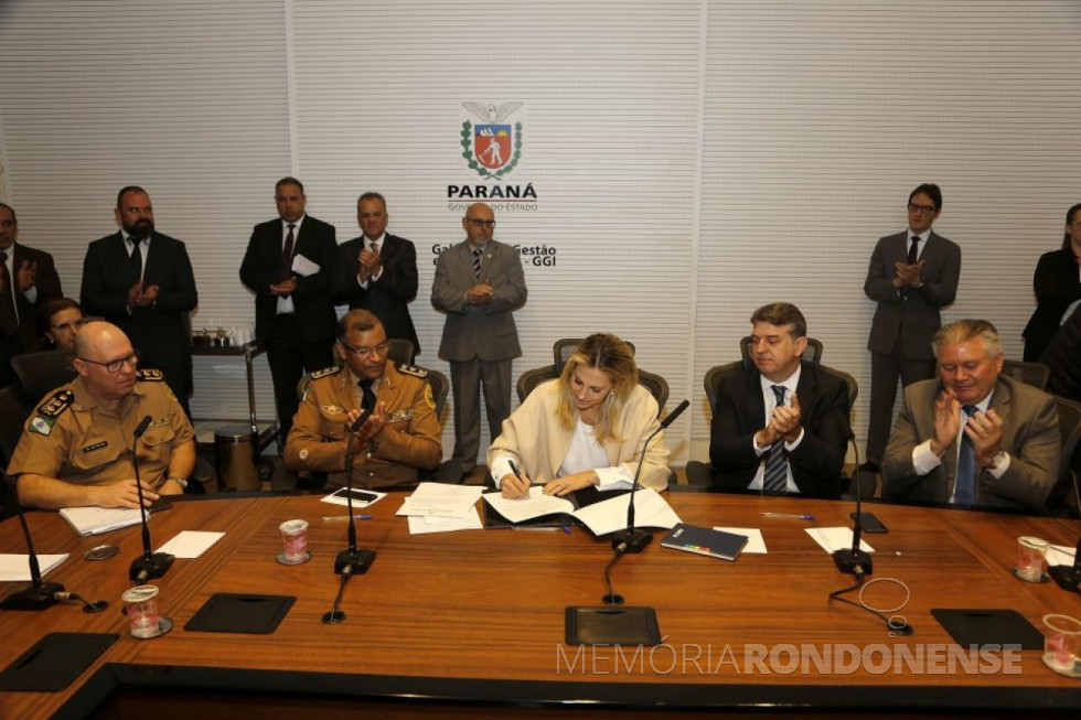 || Governadora Cida Borghetti assinando o decreto de transferência de carceragens de delegacias de polícia, em novembro de 2018.
Da esquerda à direita: coronel Maurício Tortato, chefa da Casa Militar; coronel Arildo Luiz Dias, sub comandante geral da PMPR; governadora, delegado Júlio Reis, secretário de Estado de Segurança Pública; e coronel Elio Manoel de Oliveira, secretário especial da Administração Penitenciária do Estado do Paraná. 
Imagem: Acervo Agência Estadual de Notícias (AEN) - Crédito: Jonas Oliveira - FOTO 14 -
