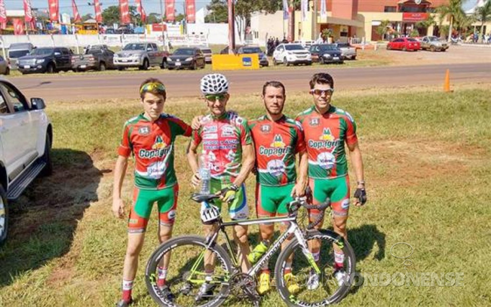 || Ciclistas rondonenses que participaram da 15ª Copa Cidade Canção de Ciclismo, da cidade de Maringá, em maio de 2015.
Da esquerda à direita: Alisson Pech, Paul Lirio Berwig, Lucinar Flores e Rafael Alexandre Zastrow.
Imagem: Acervo O Presente - FOTO 13 -