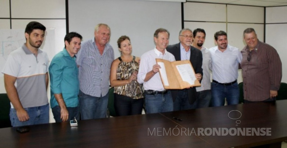 || Registro da assinatura do convênio entre a Prefeitura de Marechal Rondon e o PTI, em 21 de janeiro de 2016. Da esquerda para a direita: 1º - não identificado; Claudio Koehler - diretor da Secretaria Municipal de Indústria e Comércio; Guido Herpich, Secretário municipal de Indústria e Comércio; Maria Cleonice Froelich, 1ª dama; prefeito municipal de Moacir Froelich; Juan Carlos Sotouyo, diretor superintendente do PTI; vereador Josoé Pedralli; Paulo Rodrigo Copetti, presidente da Acimacar e Sérgio Marcucci, presidente da Caciopar. Imagem: Acervo Imprensa PM-MCR .
Crédito: Ademir Herrmann - FOTO 18 -