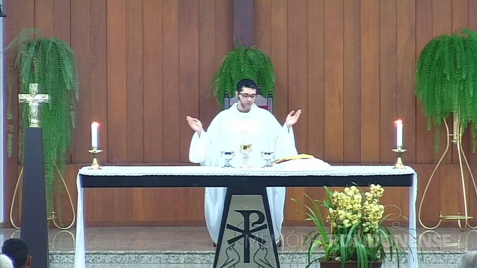|| Padre Leandro Fazolini celebrando missa na Matriz Católica Sagrado Coração de Jesus,  da cidade de Marechal Cândido Rondon,  em 10 de junho de 2017. 
Imagem: Acervo da Matriz - FOTO 17 - 