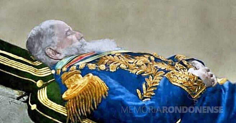 || Corpo de D. Pedro II em seu leito de morte, tendo sob a sua cabeça um travesseiro  com uma porção de terra brasileira - um pouco de cada província.
 Imagem: Acervo  Ferris Lucis - FOTO 2 –