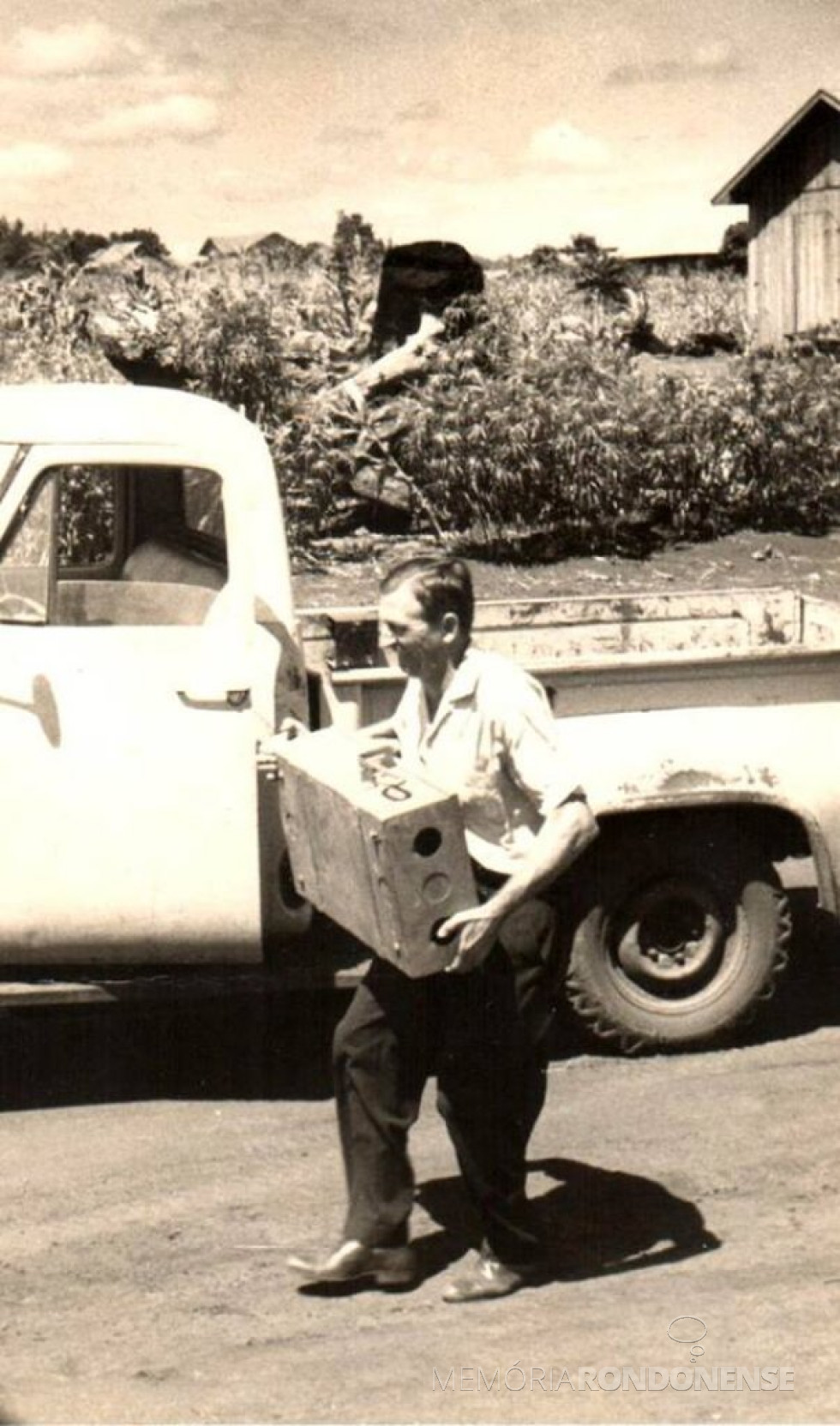 || Arlindo Alberto Lamb, pioneiro e primeiro prefeito eleito de Marechal Cândido Rondon, chegando à cidade com o dinheiro (numa caixa) que sacou na agência do Banco do Brasil em Foz do Iguaçu, resultado de um repasse do Governo Federal. 
O pioneiro nasceu em julho de 
Imagem: Acervo Arlindo e Norma Lamb - FOTO 3 -