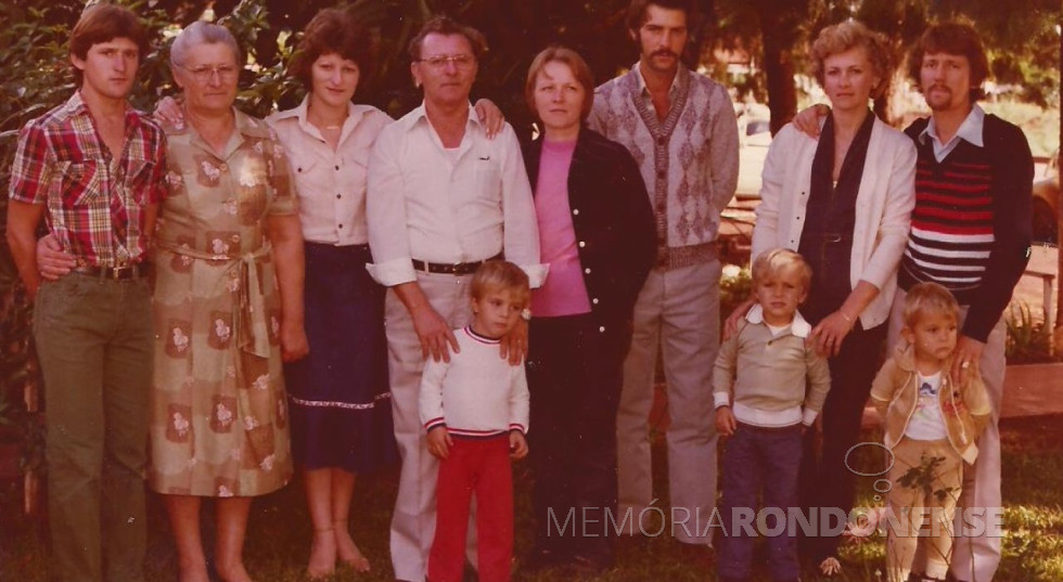 || Dalita (nascida Hentges) Serfas, segunda da esquerda à direita, com o filho Luiz, à direita. À esquerda, a filha Liane, o esposo Jan, a filha Lili, o genro Werner Dause, a nora Reni Rusch e o filho Lirio.
As crianças, 1º Aron Dause, filho de Lili e Werno Dause ; e 2º Ricardo Adriano Serfas e 3º Marcos Rafael Serfas, filhos de Lirio.
Dalita é falecida em setembro de 1987.
Imagem: Acervo Liane Serfas - FOTO 8 -