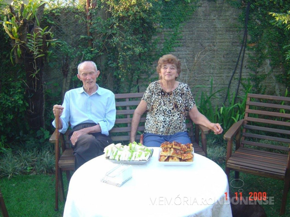 || Casal Gustavo Herbert e Erna (nascida Weirich), em fotografia tirada na cidade de Cascavel.
Imagem: Acervo Arnold Lamb - FOTO 16 -