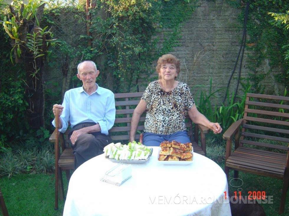 || Casal Gustavo Herbert e Erna (nascida Weirich), em fotografia tirada na cidade de Cascavel. 
Imagem: Acervo Arnold Lamb - FOTO 14 - 