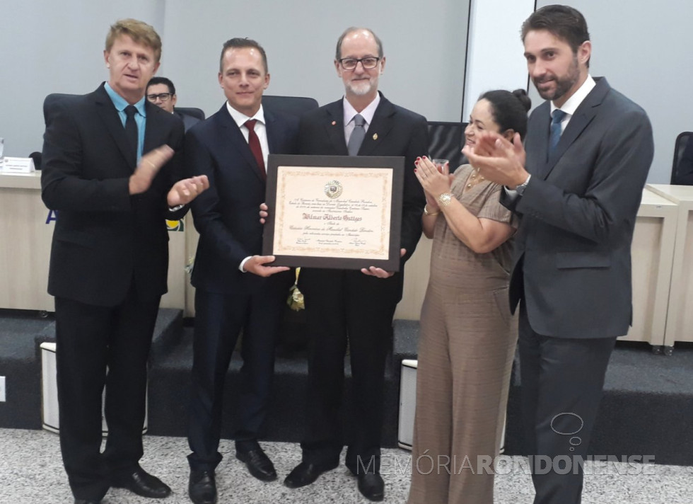 || Momento em que o empresário Wilmar Alberto Güttges recebia o título de cidadão honorário, em novembro de 2018.
Da esquerda à direita: vereador Nilson Hachmann, vereador Vanderlei Sauer, autor da proposição, o homenageado, juíza de Direito, Berenice Ferreira Silveira Nassar e o prefeito municipal de Marechal Cândido Rondon, Marcio Andrei Rauber.
Imagem: Acervo Imprensa CM-MCR - Crédito: Cristiano Marlon Viteck - FOTO 16 -