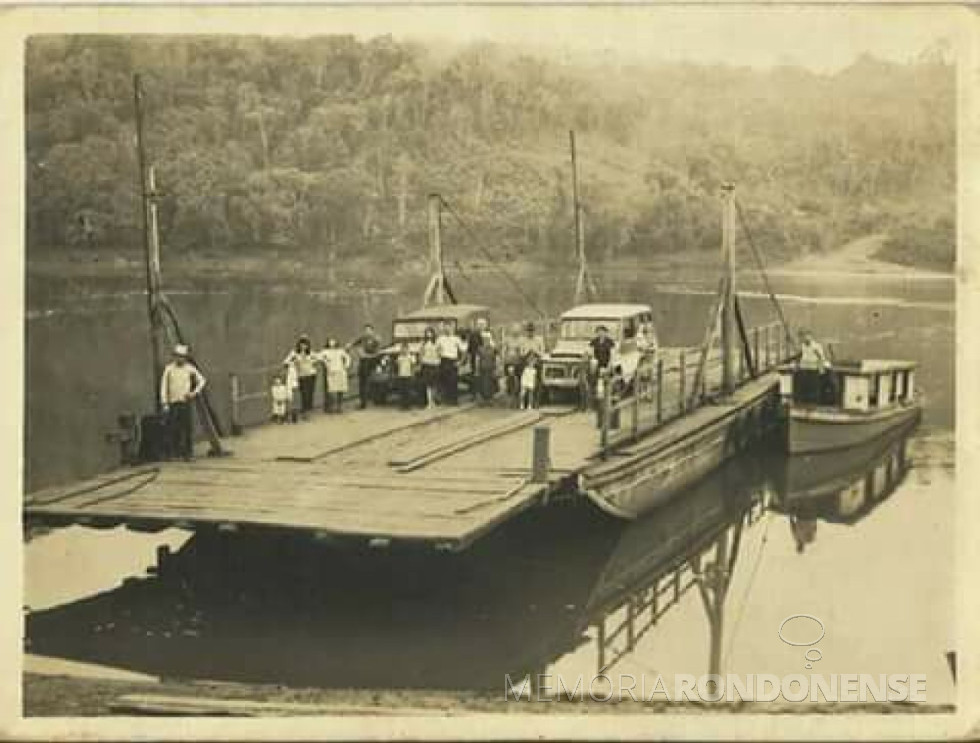 || Balsa que fazia a travessia do Rio Iguaçu, entre Dois Vizinhos e Quedas do Iguaçu,  que afundou em 19 de setembro de 1973. 
Imagem: Acervo Nildo José Neckel - Dois Vizinhos - FOTO 6 - 