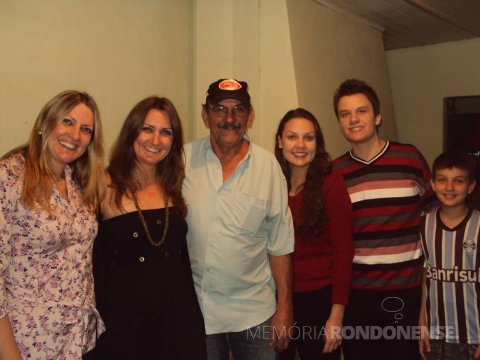 || Heitor Pedro Berté com as filhas do 1º casamento, à esquerda: Elizabete e Eliane; e à direita: Elis Regina e Heitor Pedro Berté Filho, do 2º casamento, e mais o único neto.
O pioneiro é falecido em janeiro de 2019.
Imagem: Acervo de Elizabete e Eliane Berté - FOTO 15 -