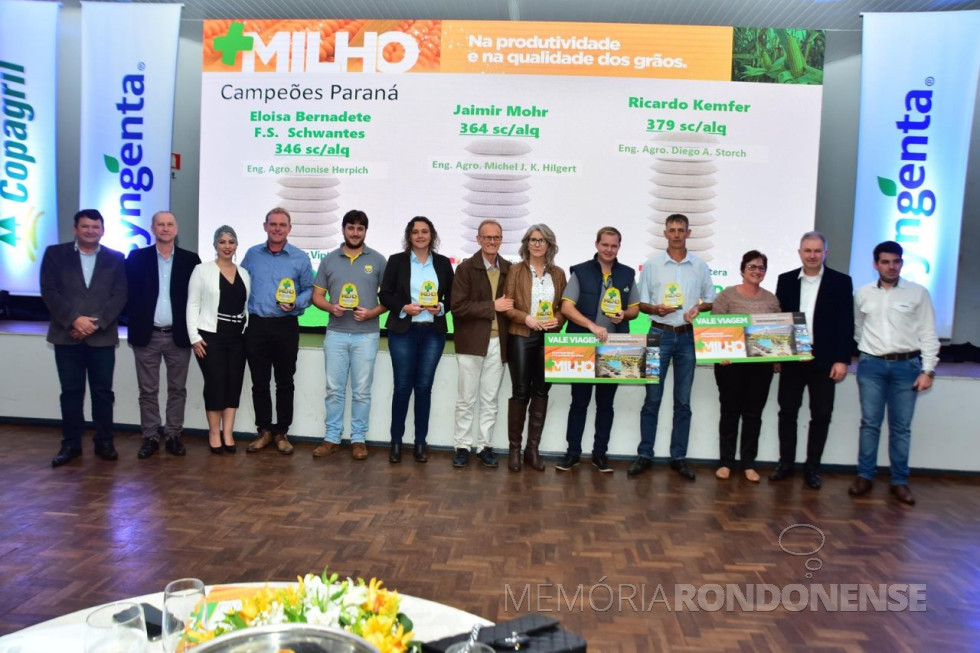 || Diretores da Copagril e representante da Syngenta com os produtores premiados no Grano Top Milho 2018.
Imagem: Acerco Comunicação Copagril - Crédito: Marcelo Leobett - FOTO 19 -