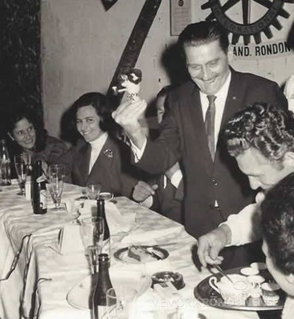 || Maximiliano Antonio Cerreta (em pé), ex-diretor da Rádio Difusora e ex-presidente da Câmara Municipal de Marechal Rondon, falecido em 1971. 
Imagem: Acervo Memória Rondonense