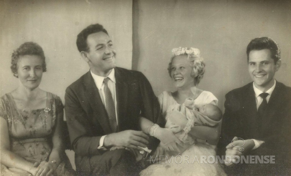|| Médico Aylson Confúcio de Lima (segundo à esquerda),  nomeado como primeiro médico do Posto de Saúe de Marechal Cândido Rondon, em março de 1969.
Ainda na  foto, à esquerda, a senhor Úrsula (nascida Klein) Krepsky),  professora Edite Feiden com sobrinho Henry Feiden no colo, e Dorneles Jochims. 
Imagem: Acervo Marta Krepsky - FOTO  14 -
