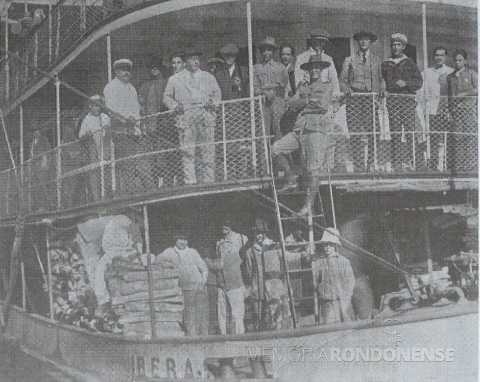 || Prefeito Jorge Schimmelpfeng (obeso, de terno claro, à esquerda) no deck superior do navio argentino Iberá, ancorado no porto de Foz do Iguaçu, recebido pelo comandante do vapor.
Quando atracava no porto, as autoridades iguaçuenses eram convidadas para almoços a bordo. 
Imagem: Acervo Ottília Schimmelpfeng - Reprodução: A Gazeta do Iguaçu - FOTO 3 -
