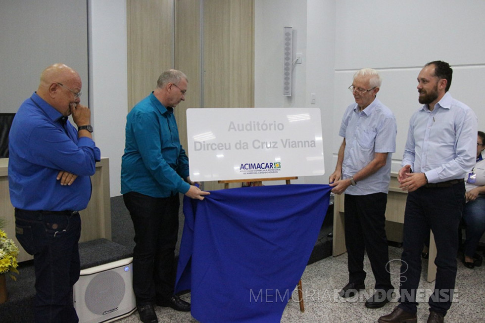 || Momento do descerramento da placa que homenageia o radialista Dirceu da Cruz Vianna que dá seu nome ao auditório da Acimacar.
Da esquerda à direita: homenageado Dirceu da Cruz Vianna, Gerson Froehner, presidente da Acimacar; Orlando Miguel Sturm, associado fundador da Acimacar e Ricardo Luiz Leites de Oliveira, presidente eleito da Acimacar para a gestão 2019/2020.
Imagem: Acervo da Acimacar - Crédito: Leme Comunicação Integrada - FOTO 14 -