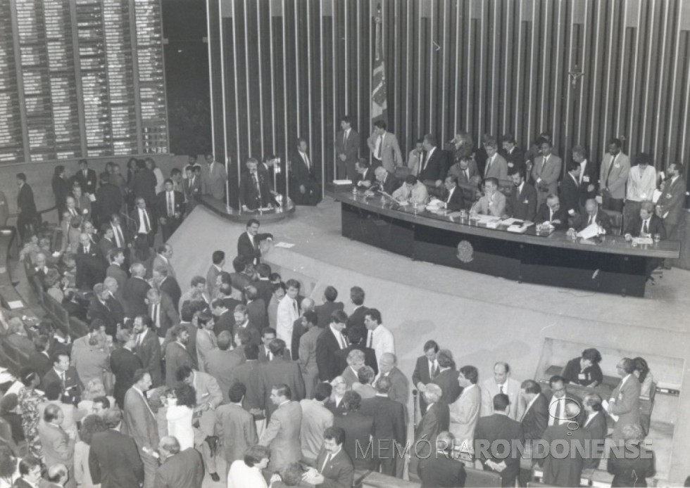 || Sessão especial de Câmara de Deputados que aprovou a abertura do processo de impedimento do então presidente Fernando Collor de Mello, em final de setembro de 1992. 
Imagem: Acervo Rádio Jovem Pan - FOTO 5 -