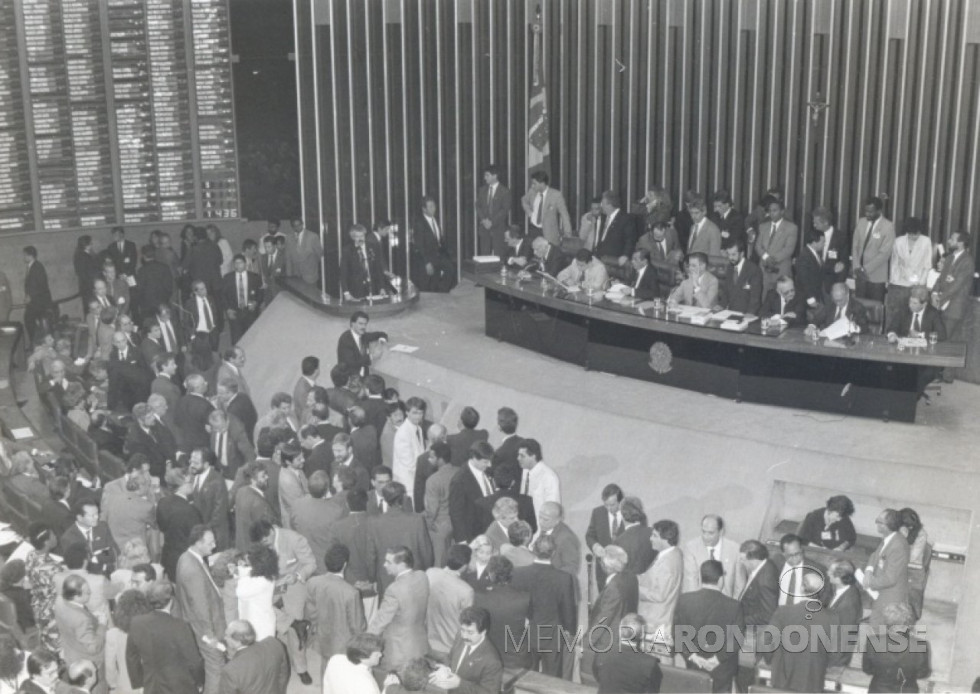 || Sessão especial de Câmara de Deputados que aprovou a abertura do processo de impedimento do então presidente Fernando Collor de Mello, em final de setembro de 1992.
Imagem: Acervo Rádio Jovem Pan - FOTO 6 -