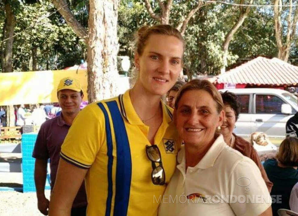 || Ponteira Marianne Steibrecher (Mari), da Seleção Brasileira de Voleibol, com a professora de educação física rondonense  Erci Witeck (d), em sua visita a Marechal Rondon, em 2015. 
Imagem: Acervo particular - FOTO 19 -