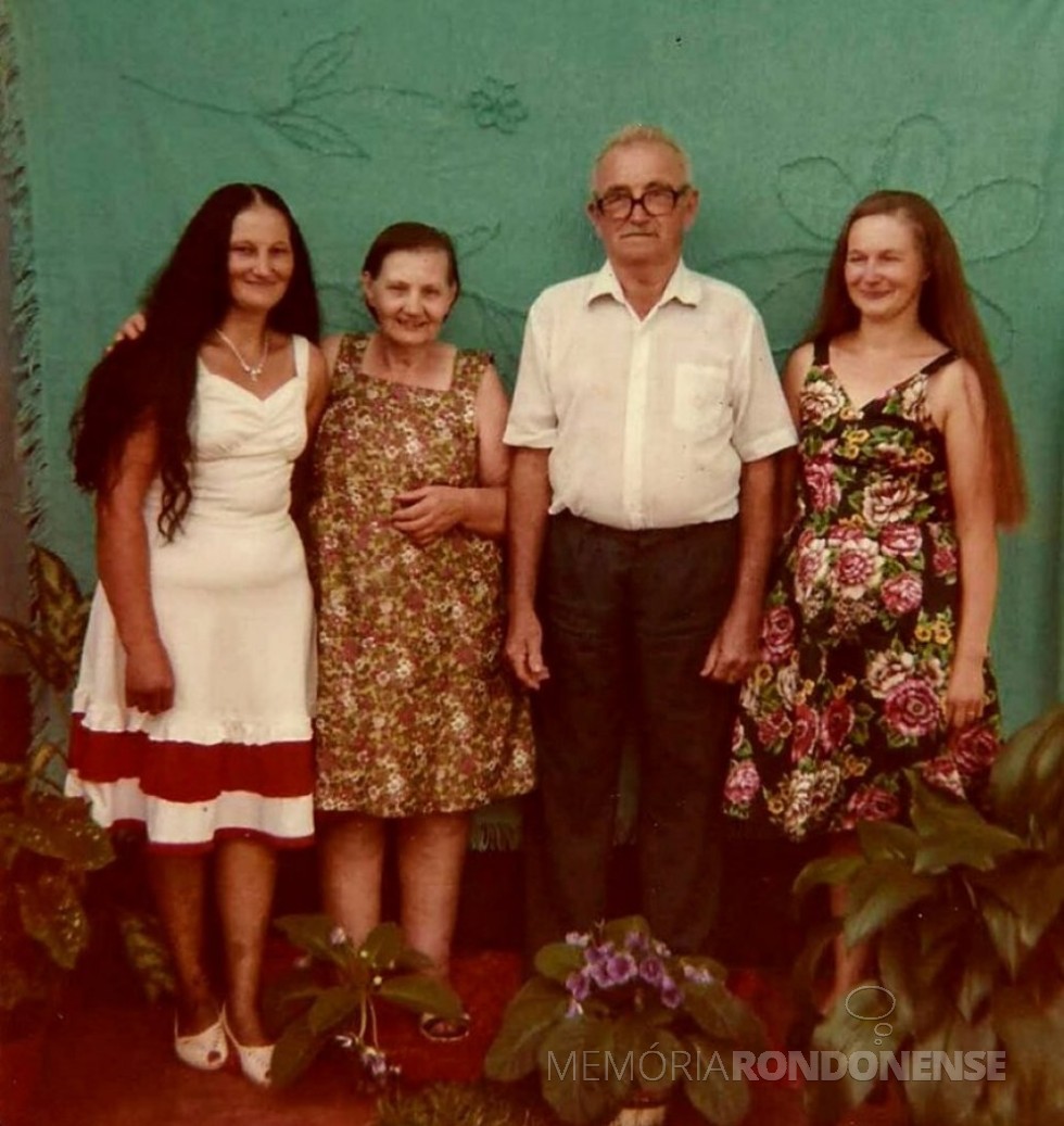 || Pioneira quatropontense Francisca Regina Rukhaber com o esposo Adolfo e as filhas Amanda Erica (e) e Senilda Irene.
A pioneira faleceu em julho de 2004. 
Imagem: Acervo de Senilda Kerkhofen - FOTO 18 - 