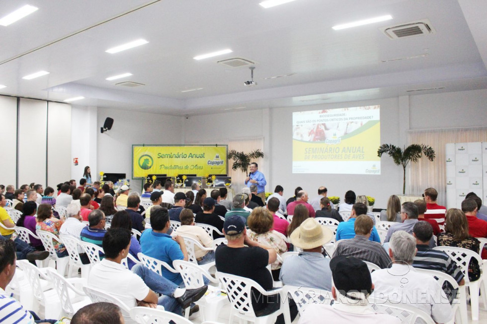 || Especialista Paulo Raffi em sua palestra no Seminário Anual de Produtores de Aves Copagril, em agosto de 2018.
Imagem: Acervo Comunicação Copagril - Crédito; Carina Ribeiro - FOTO 20 -