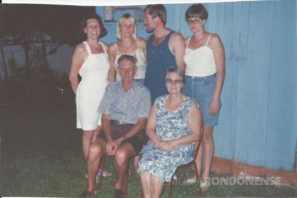 || Casal Andrelina e Léo Borgmann e família, ela falecida em maio de 1997.
Imagem: Acervo Vanir Borgmann - FOTO 11 -