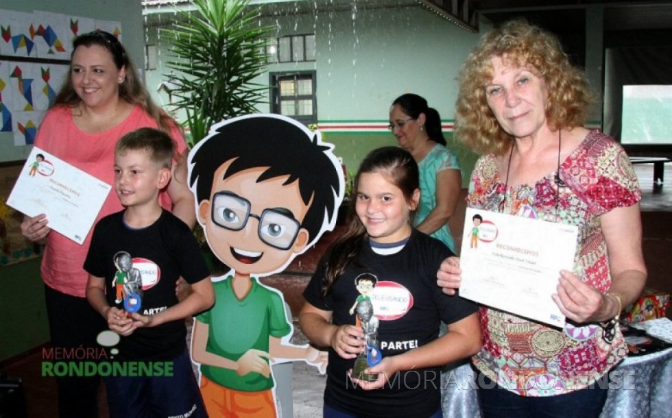 || Alunos e professoras da Escolha Municipal Bento Munhoz da Rocha Neto premiados no Concurso Cultural do Projeto Televisando o Futuro. Imagem: Acervo Imprensa - PM-MCR - FOTO 19 - 