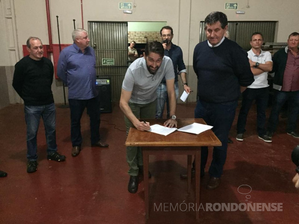 || Prefeito Marcio Andrei Rauber assinando a ordem de serviço para a pavimentação da estrada de Porto Mendes à vila Três Irmãs, tendo ao seu lado o senhor Neuri Dalmina, da D&D Pavimentação, em agosto de 2018.
Ao fundo, da esquerda à direita: Vereador Portinho, vice-prefeito Ila, César Reck, cerimonial, vereador Vanderlei Sauer e a outra pessoa não identificada. 
Imagem: Acervo Marechal News - FOTO 17 -