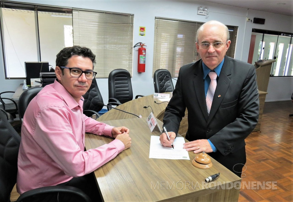 || Bacharel Walmor Mergener assinando o termo de posse como vereador em exercício, da Câmara Municipal de Marechal Cândido Rondon, perante o presidente do Legislativo, vereador Cláudio Köhler, em julho de 2019.
Imagem: Acervo: Imprensa - CM - Mal. Cândido Rondon - FOTO 18 -