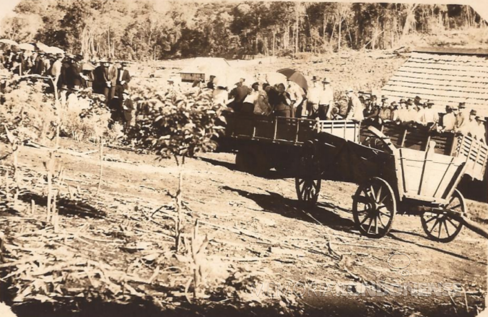 || Féretro  do corpo do Carlos Brawers saindo da residência do casal Lídia Brawers e Leopoldo Schöne, na localidade de Matilde Cuê, onde hoje é o Bairro São Lucas,   para sepultamento no cemitério de Marechal Cândido Rondon. 
Imagem:  Acervo Memória Rondonense - FOTO 8 -