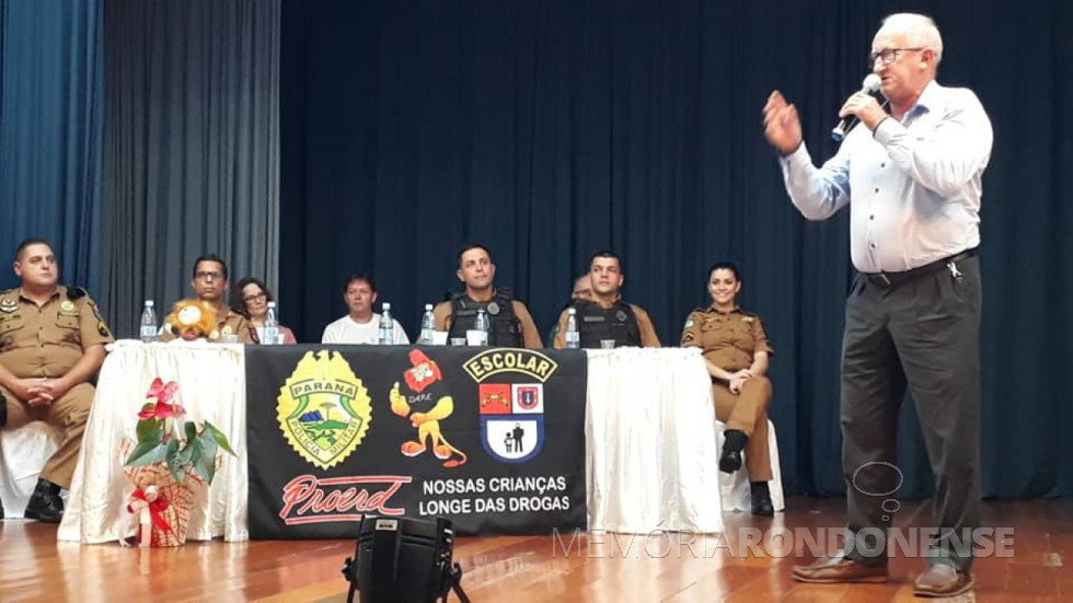 || Vice-prefeito municipal de Entre Rios do Oeste, Ari Maldaner, discursando durante a solenidade de formatura de alunos de seu município no Proerd. 
Imagem: Acervo Imprensa - PM - Entre Rios do Oeste - Crédito: Patty Porto - FOTO 12 - 