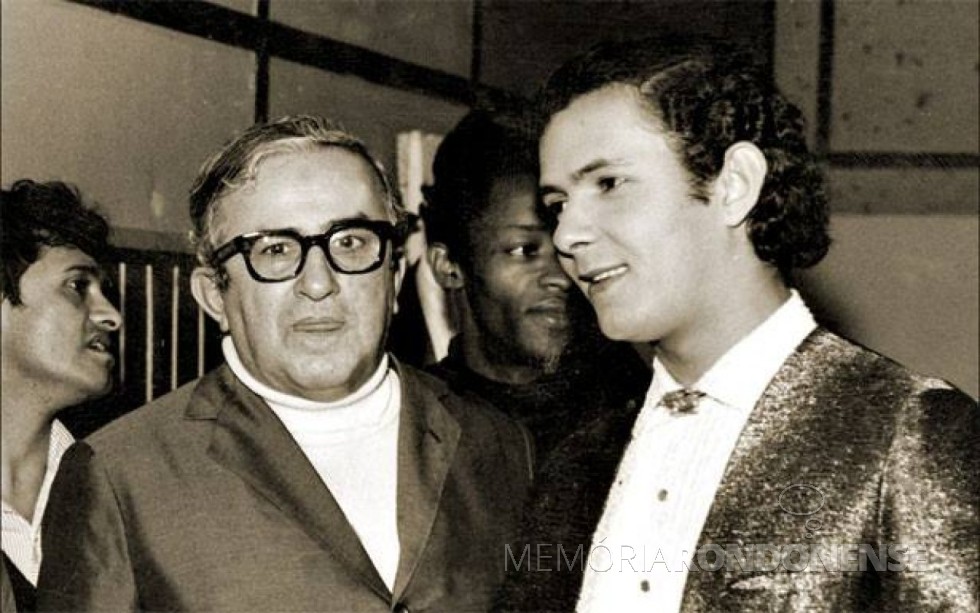 || Cantor Paulo Sérgio (à direita) com o comunicador Chacrinha (ambos falecidos). 
Paulo Sérgio foi um artista da Jovem Guarda muito afamado nos anos finais da década de 1960 e nos anos de 1970. 
Imagem: Acervo Memorial Chacrinha - FOTO 12  -

