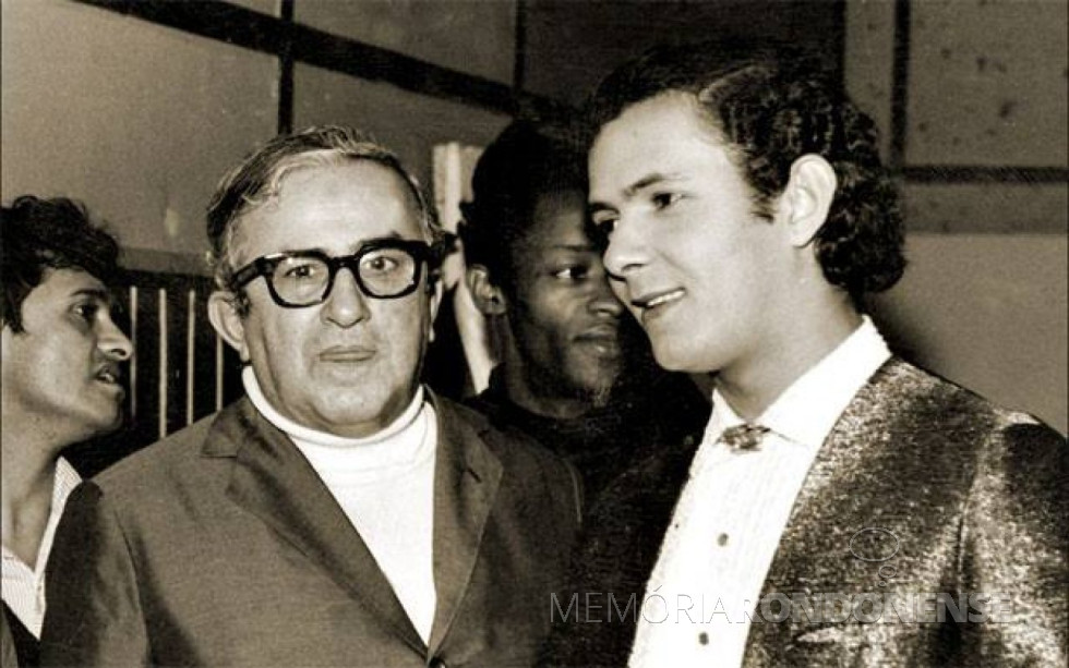 || Cantor Paulo Sérgio (à direita) com o comunicador Chacrinha (ambos falecidos). Paulo Sérgio foi um artista da Jovem Guarda muito afamado nos anos finais da década de 1960 e nos anos de 1970. Apresentou-se em Marechal Cândido Rondon em junho de 1971.
Imagem: Acervo Memorial Chacrinha - FOTO 16  -