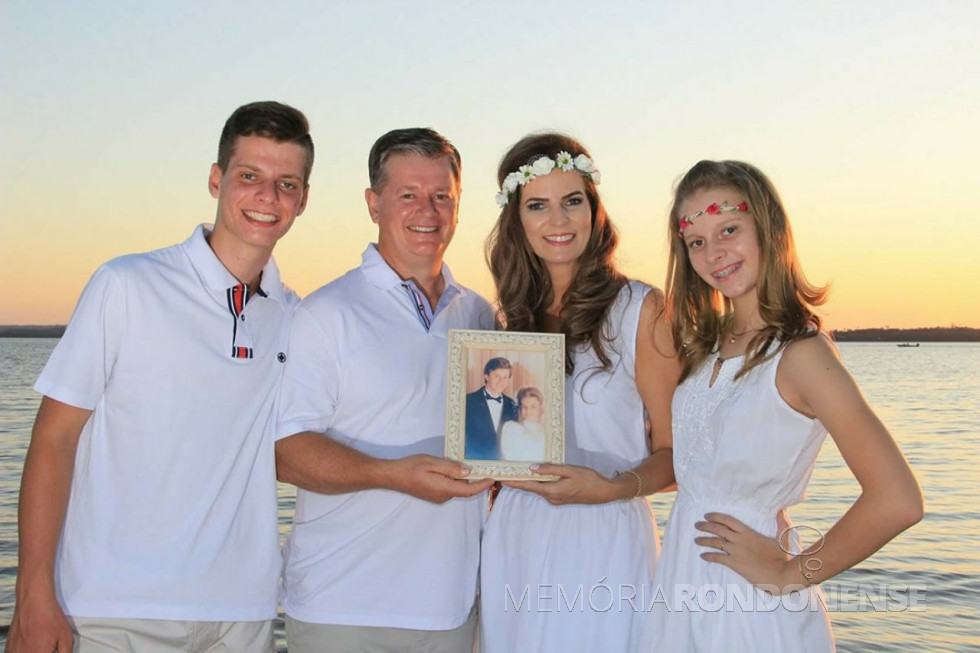 || Casal Kátia e Dorival Seidel com os filhos Isaías e Laura, por ocasião da celebração de suas bodas de prata, em abril de 2018.
Imagem: Acervo Marechal News - FOTO 12 -