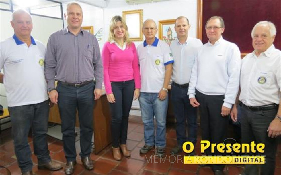 || Sandra Maria Meine Rieger, ao centro que assumiu a presidência do Rotary Club Beira Lago, na companhia dos rotarianos, da esquerda a direita: Erich Syperreck, Luis Cesar Reichert (ex-presidente), Lauri Nied, João Livi, Guinter Hoffmann e Deoclides da Silva, em junho de 2016.
Imagem: Acervo O Presente - FOTO 9 -