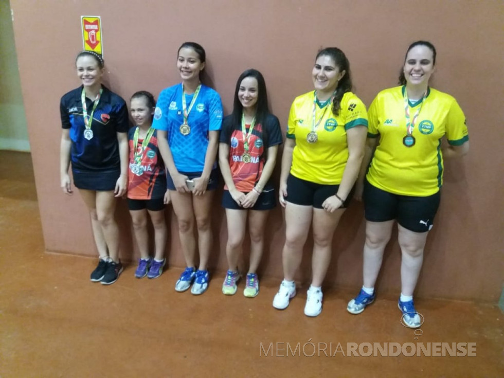 || Mesatenistas rondonenses Aline Frank e Priscila Kasper Mewes (camisetas amarelas) classificadas na 6ª Copa Kimura de Tênis de Mesa, em dezmebro de 2018.
Imagem: Acervo Imprensa PM-Marechal Cândido Rondon - FOTO 21 -