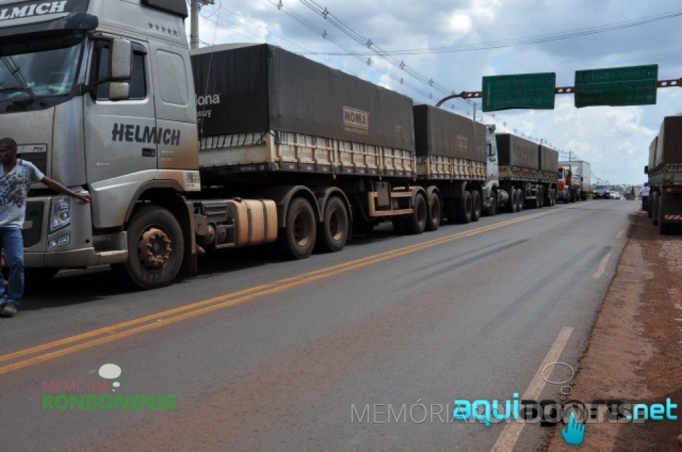 || Paralisação de caminhoneiros na BR-163 - trecho Marechal Rondon - Quatro Pontes - durante a greve nacional da categoria, em fevereiro de 2015. 
Imagem: AquiAgora.net
Crédito: Jonas Kempp - FOTO 12 -